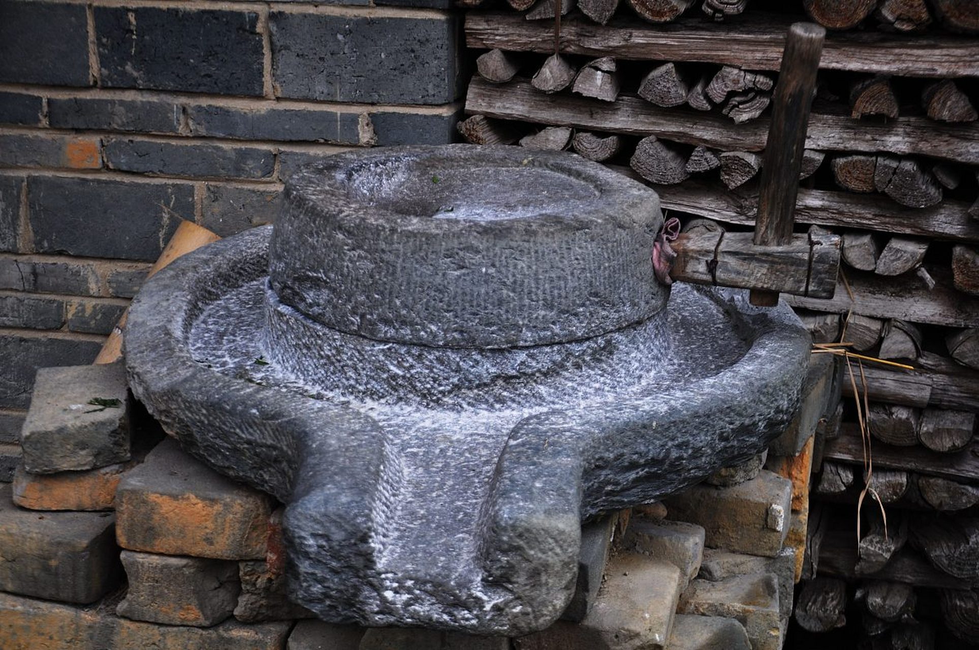 在你们村里发生过这样的事情吗,有一天村人带着别人开车到村里拉石磨.