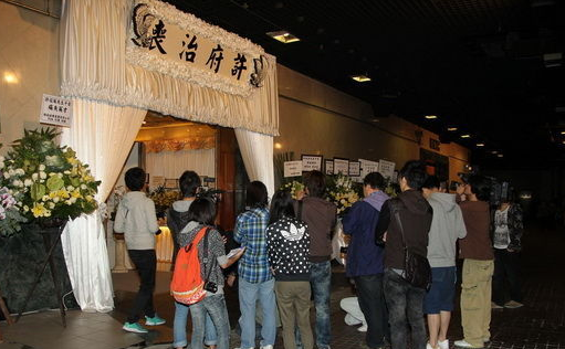 许冠英葬礼:骨灰撒入海内,圈内好友鲜有到场,场面冷清