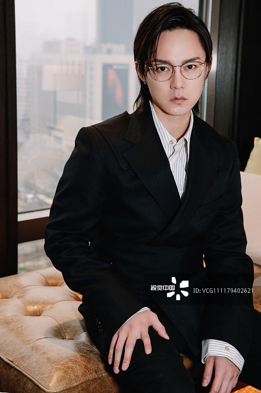 尹正帅气现身尖叫之夜红毯 斯文造型显俊朗儒雅