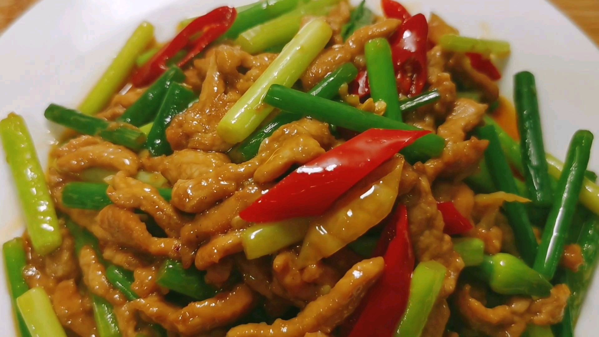 家常菜蒜苔肉丝如何炒,肉丝滑嫩不粘锅,和厨子这样做不比饭店差