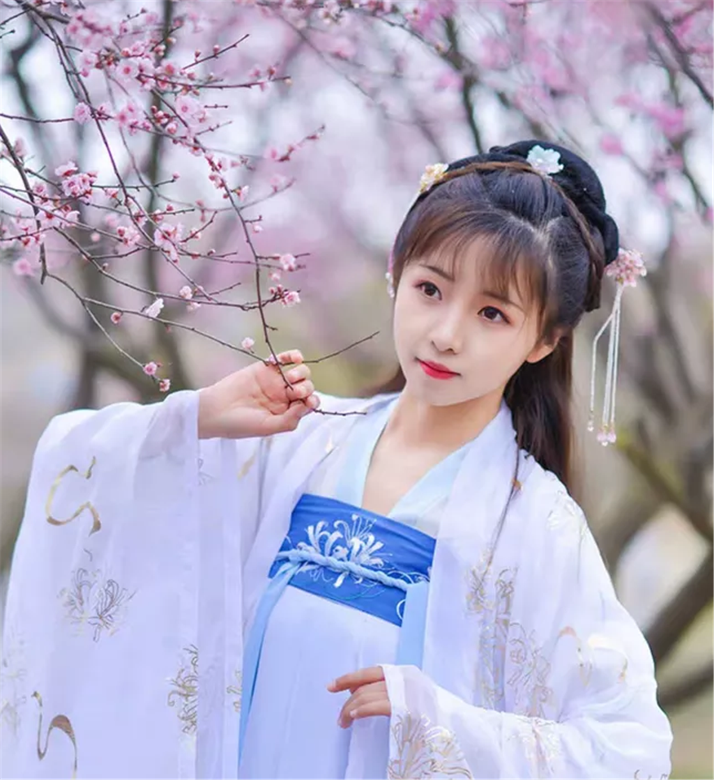 她穿书后为了活长久,决定当佛系清新女配,不料被六星男配盯着宠