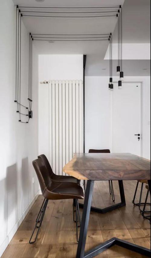 是,电线或线槽在墙面上做出来的造型,要与装修风格相符——再强调一次