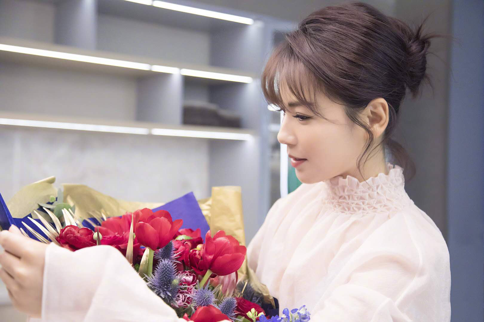 刘涛又换新发型,穿浅色上衣扎丸子头留空气刘海,41岁美成20岁