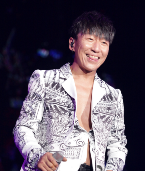 已调整好生活状态?事件后陈羽凡现身公司,与友人开心聊天