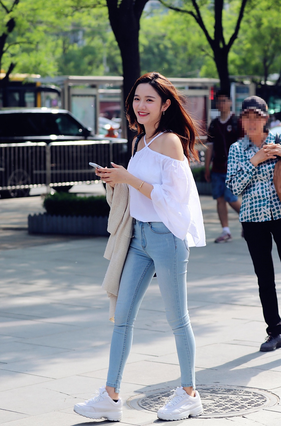 街拍:牛仔背带裤 暗黄色t恤,时尚减龄,美丽加倍