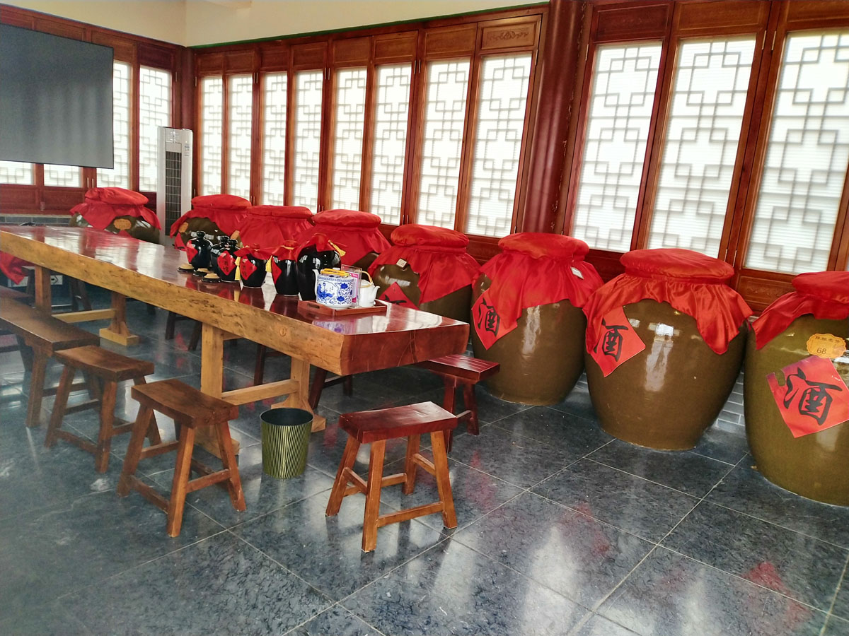 山下还有赊店老酒的展示厅