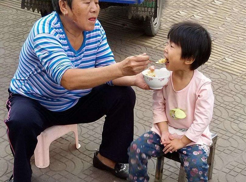 給孩子餵飯,這幾種低級錯誤別犯,許多家長還在這樣做