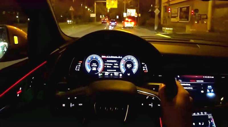 夜晚开19款奥迪Q8看不清路,打开仪表盘,才知道什么叫做人性化,汽车,车评,好看视频