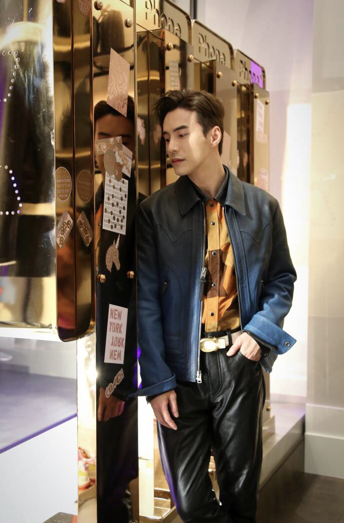 海蓝察王冠逸新照片:渐变皮衣和黑色皮裤,原来海蓝察这么帅!