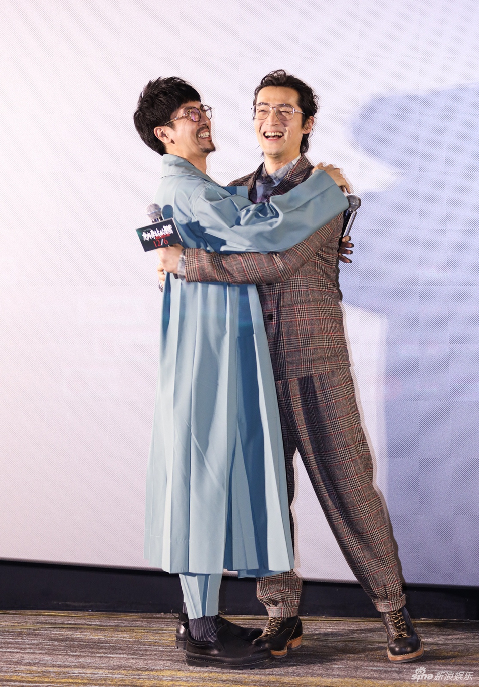 组图:胡歌张鲁一同框拥抱难分辨 吴京称老胡给他很大压力