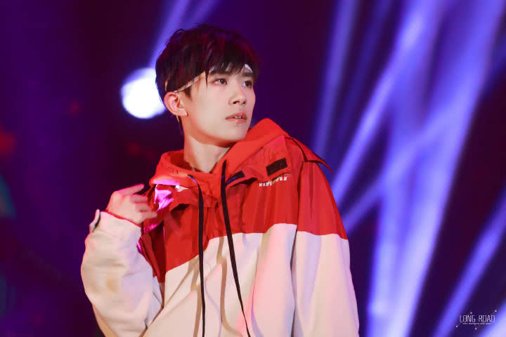 a爆了!易烊千玺黑色炫酷耳钉,实力演绎小奶狗变小狼狗