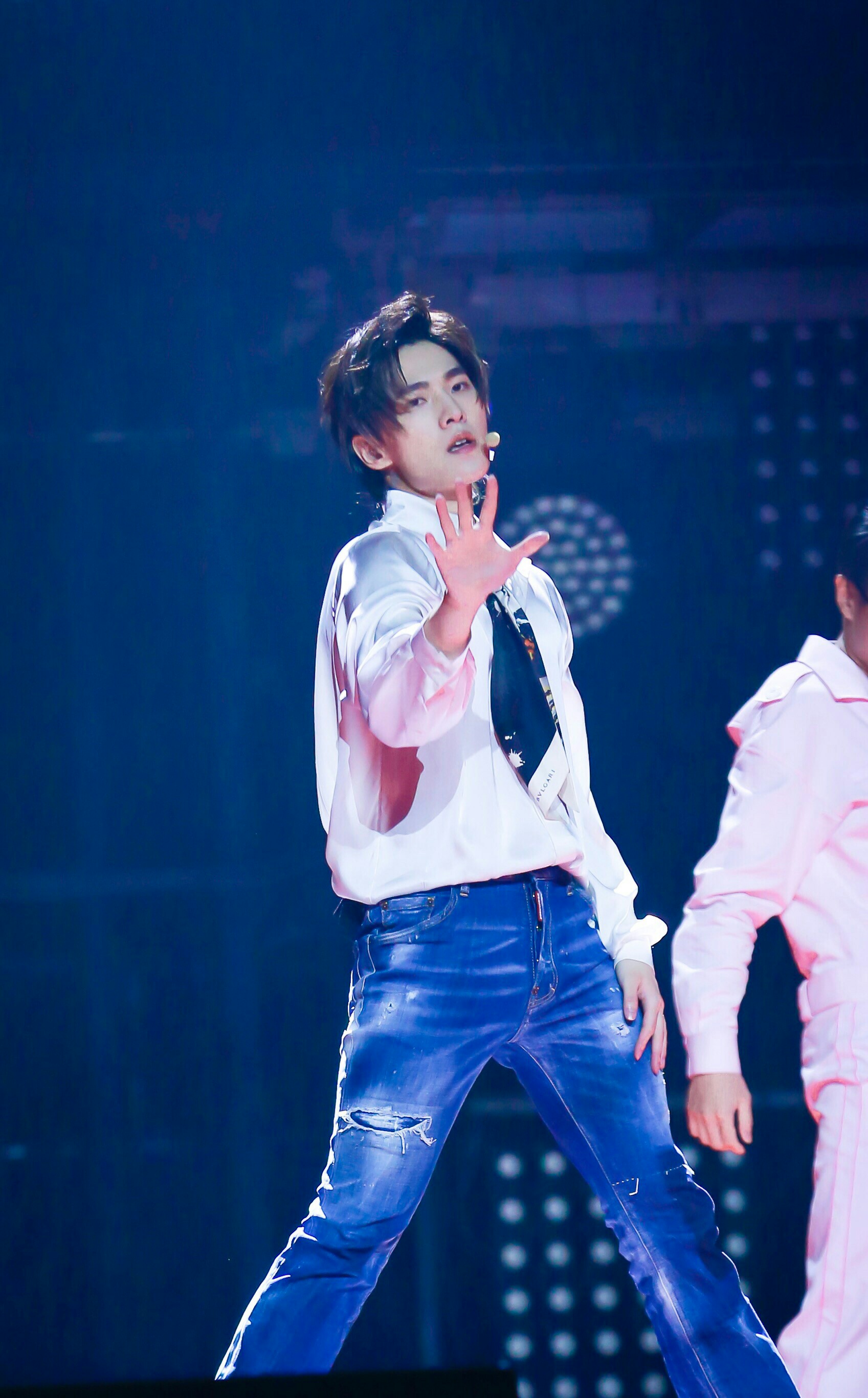 杨洋生日会,现场唱歌跳舞,各种眼神pose杀?