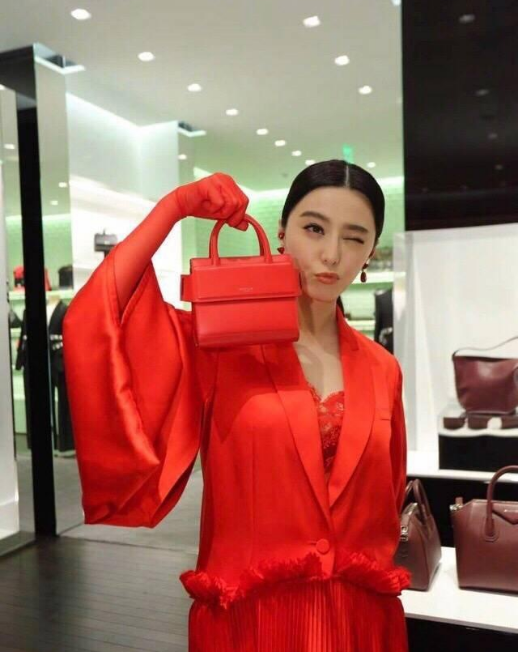 范冰冰出席时尚活动,一双橘红手套辣眼睛,好似睡衣不过颜值在线