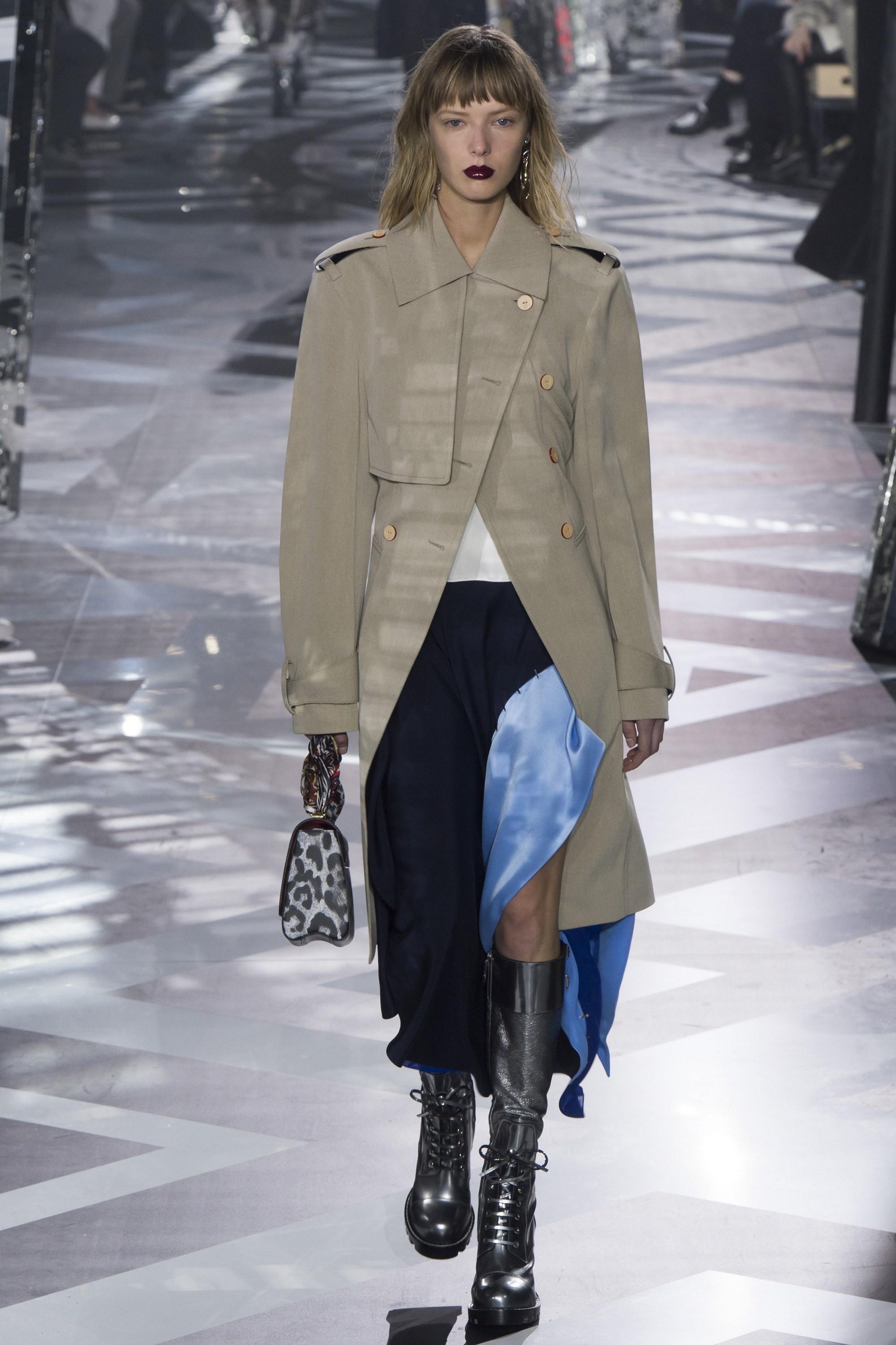 这么好看的衣服,元素的融合十分的优秀,真的是非常让人喜欢