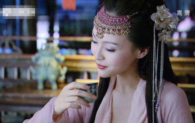 十六大古装美人饮酒,范冰冰温碧霞妩媚,杨幂可爱,她用剑喝酒