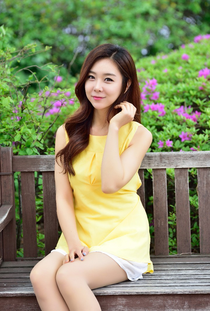 孙艺仁黄裙衬阳光