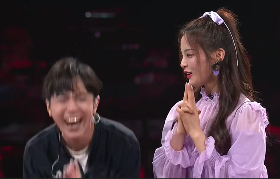 杨超越助力田燚演唱,她和吴青峰同做祈祷手势合影被调侃到尴尬!