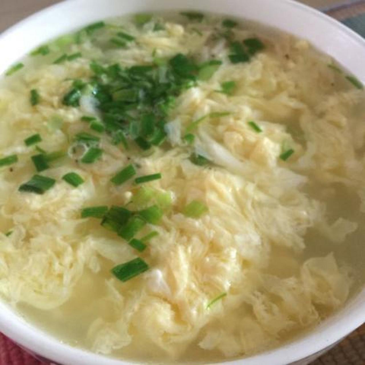 蚌埠鸡蛋汤用老母鸡为原料,炖好后,打鸡蛋在碗里,搅拌匀后,用沸腾的