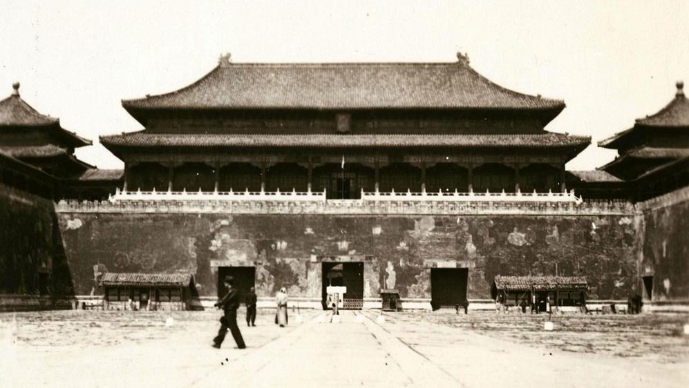 午门上有"国立历史博物馆"七个大字,其实,今天故宫博物院的匾也可以挪