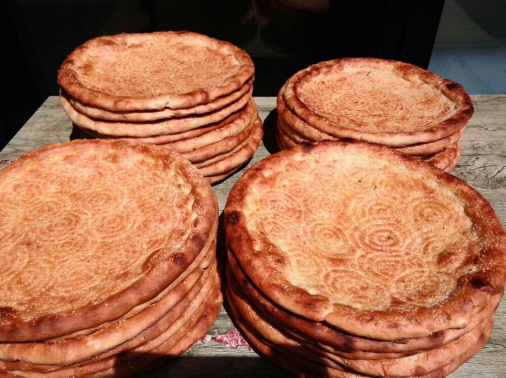 烤馕是维吾尔族饮食文化中别具特色的一种食品,酥脆好吃