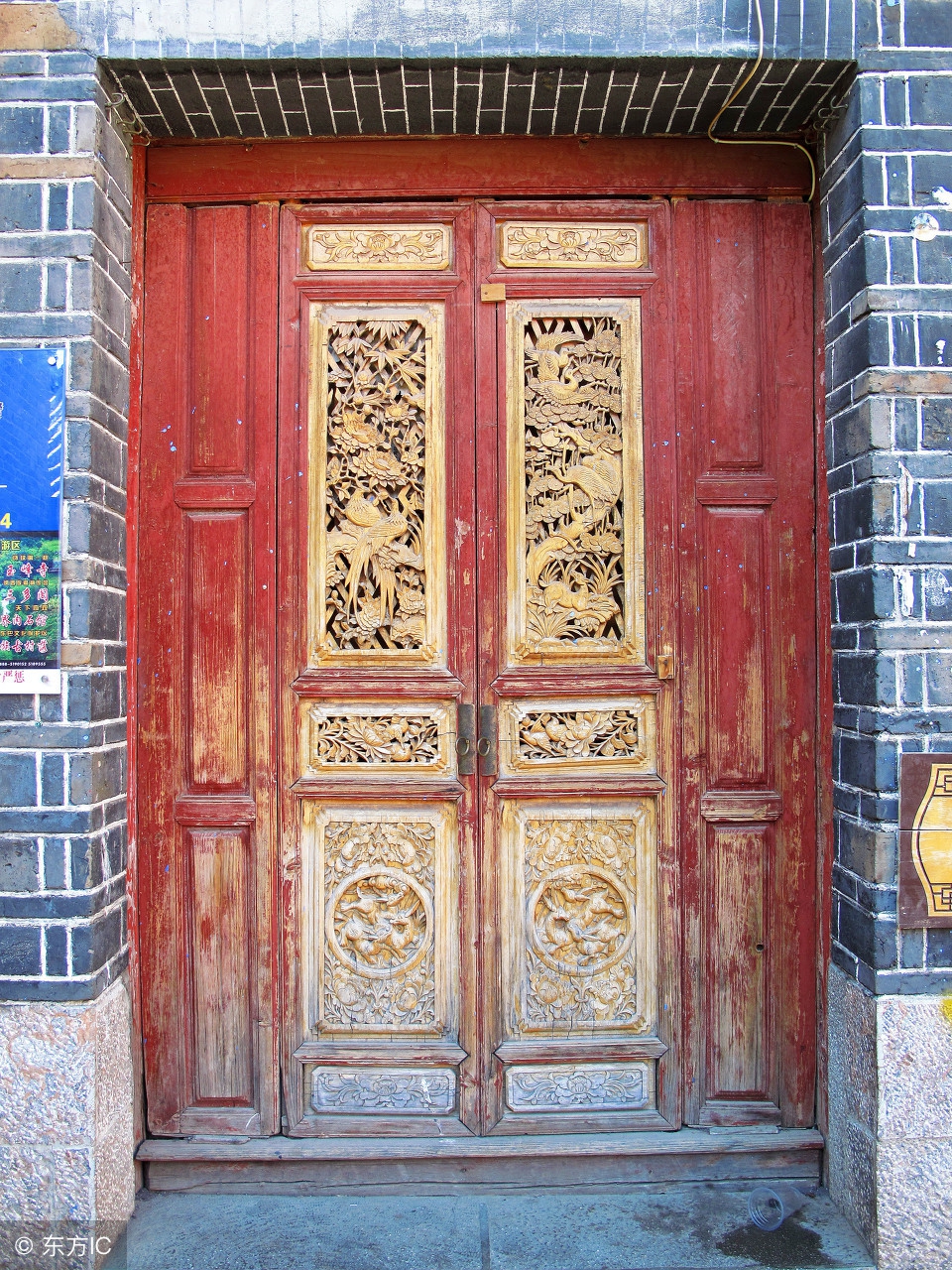 云南大理,喜洲镇,传统民居门楣上精美的木雕,彩绘.(图片来自东方ic)