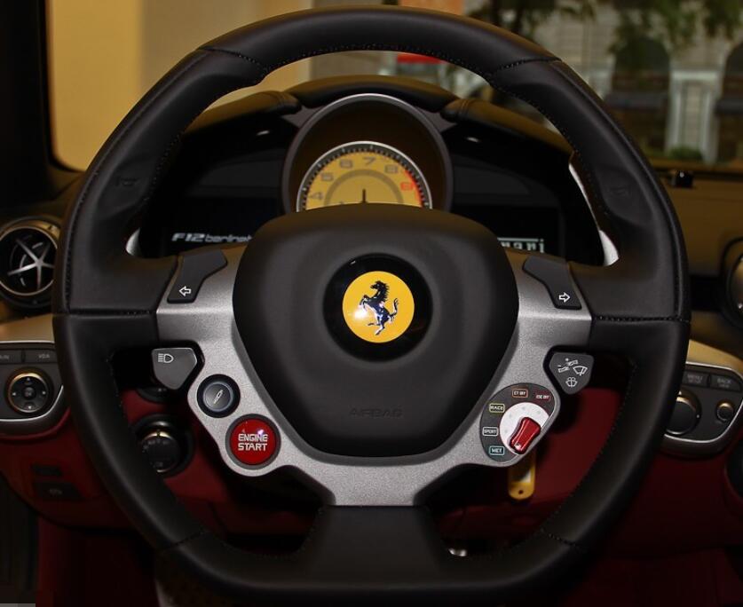 这款法拉利-f12berlinetta,是年轻人的最爱,内饰具有