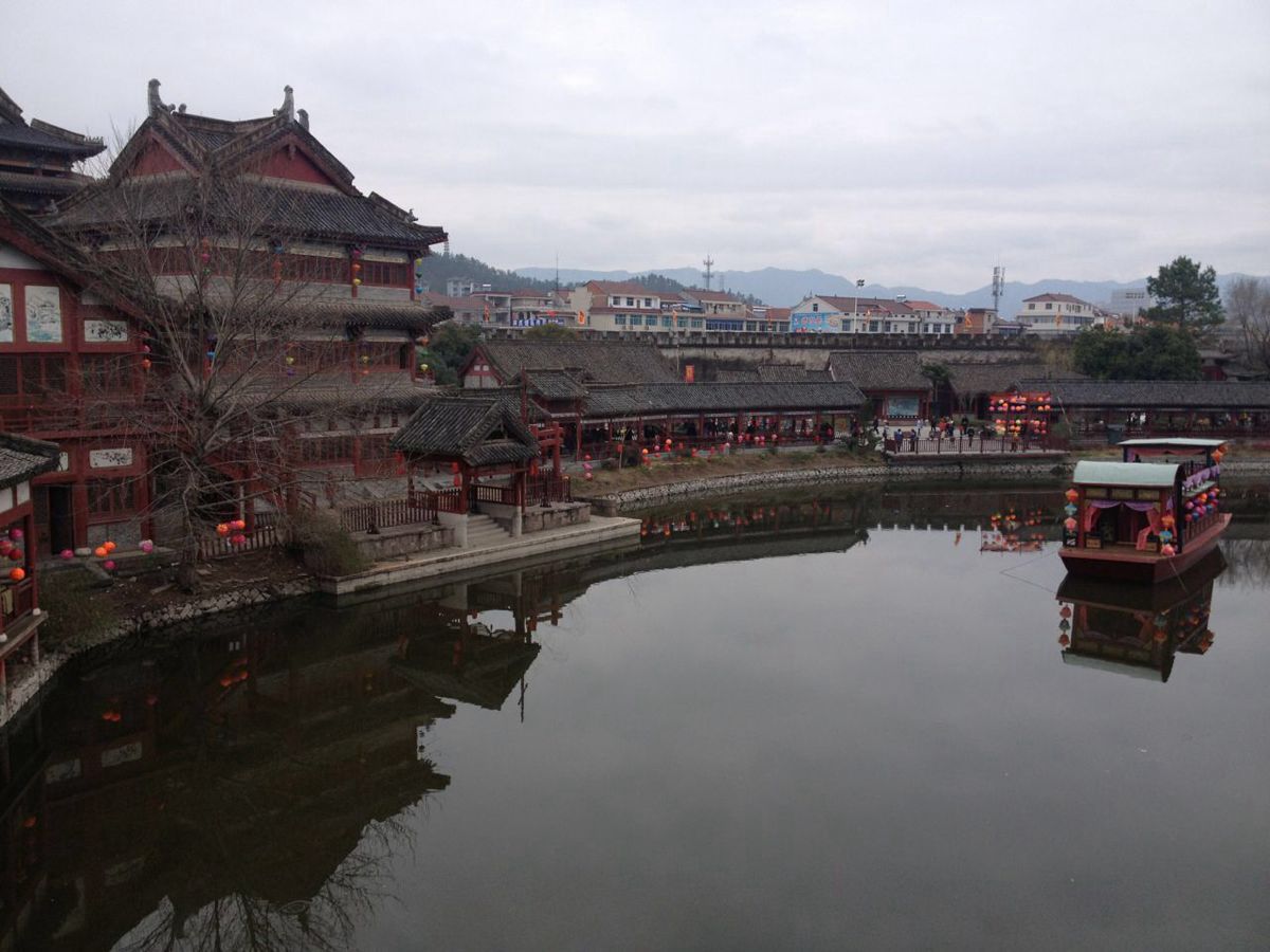 横店影视城位于浙江省金华市东阳市横店镇,处于江,浙,沪,闽,赣四小时