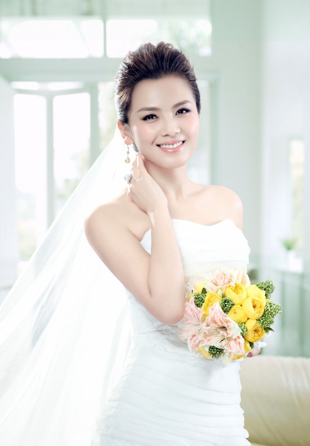 刘涛早期婚纱写真,白皙的皮肤性感又迷人,已经40岁的她,依然美艳.