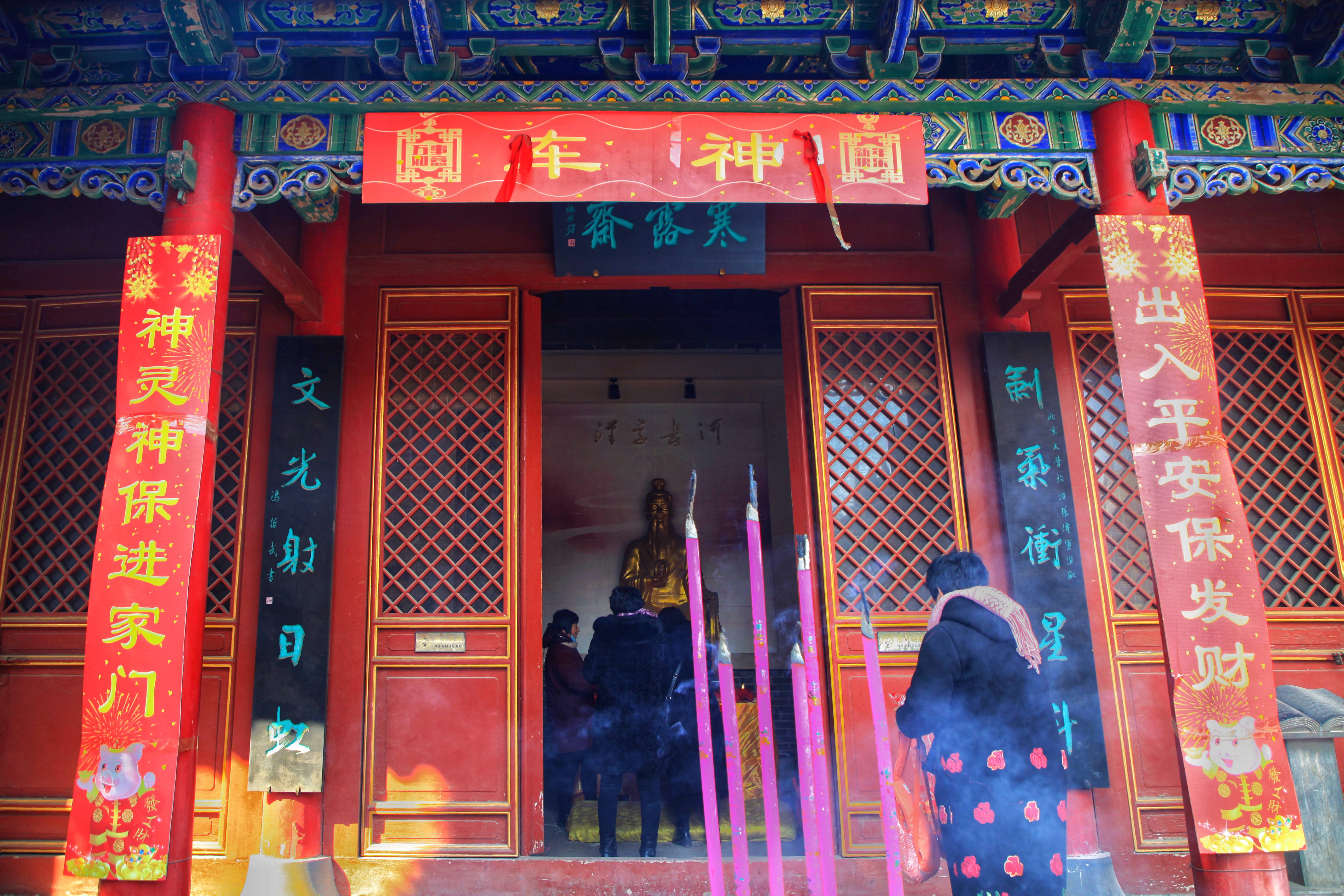 庙会流行起了拜车神 大妈称有车轮的都归他管