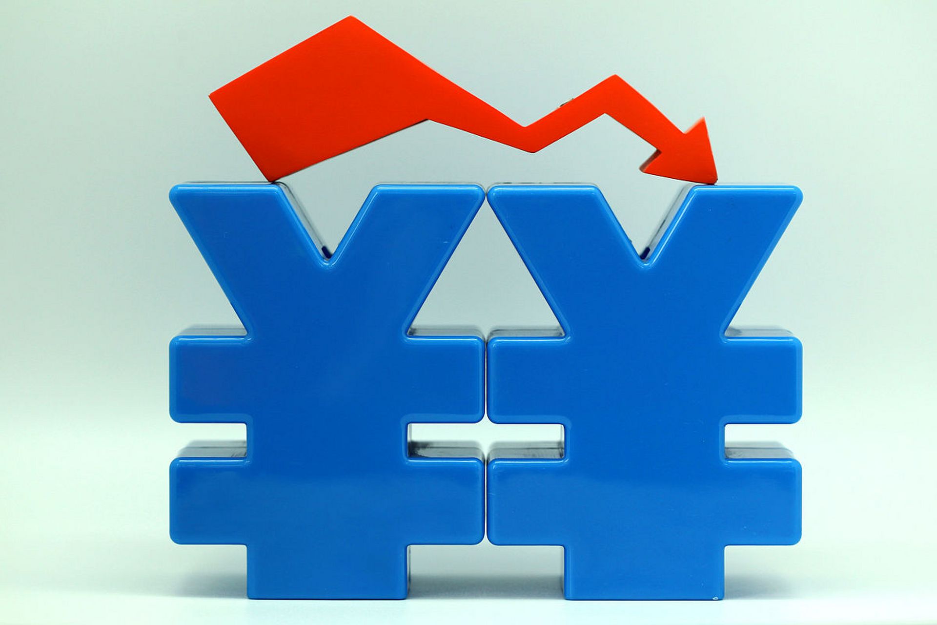 目前人民币的币值稳定相当的关键,升值对出口企业压力巨大,贬值又会