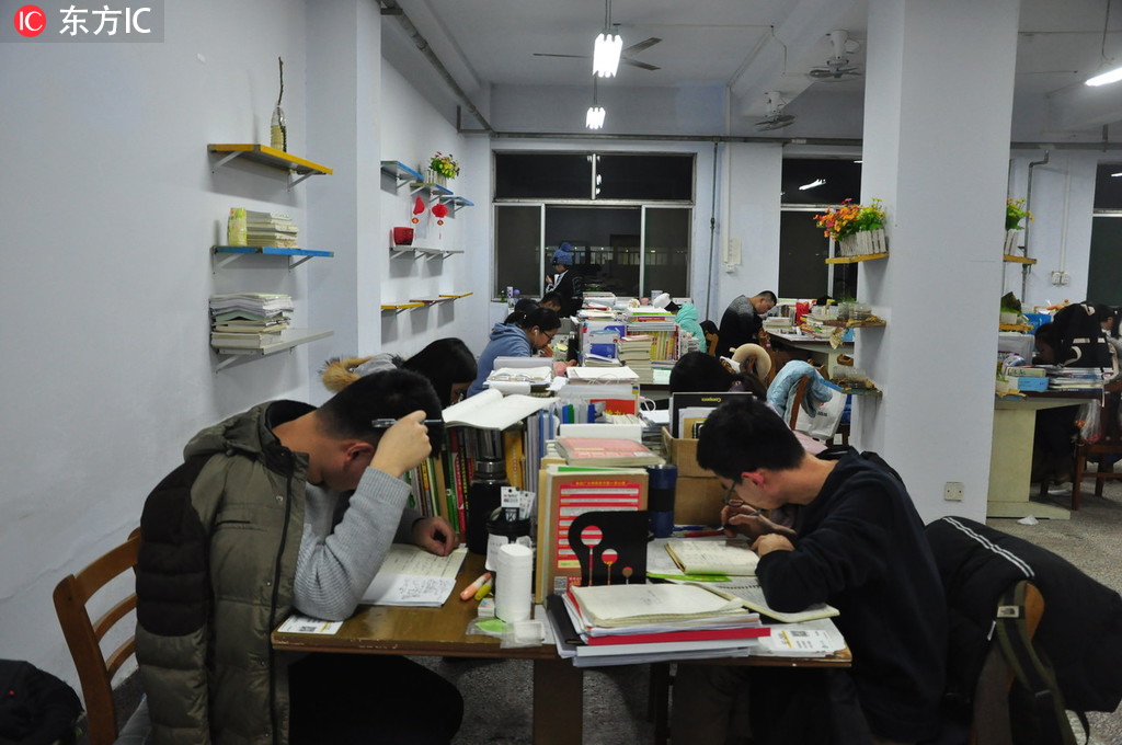 为梦想拼了!大学生挑灯夜读备战考研