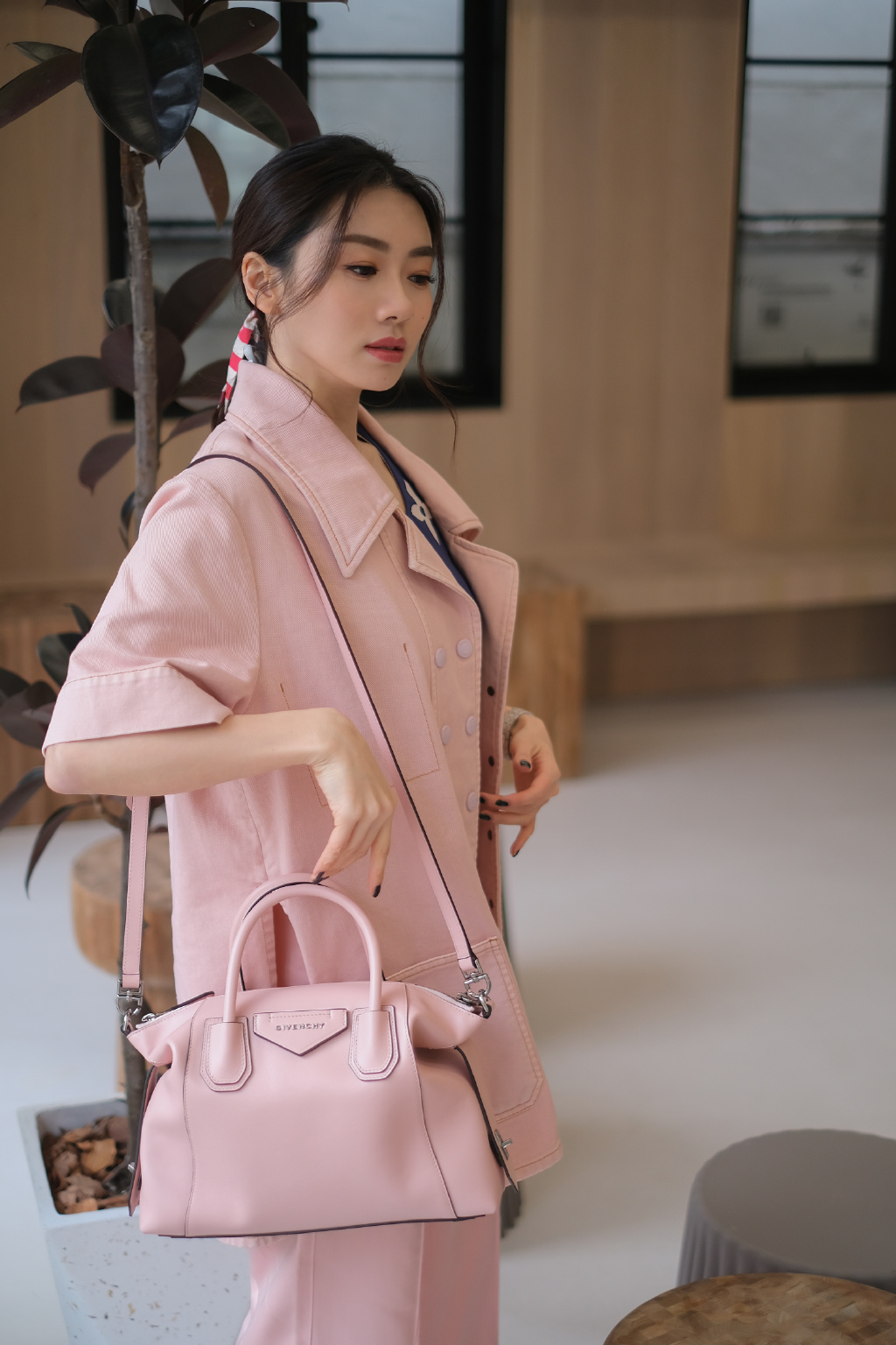 程晓玥粉色系私服,简约而又优雅,藏不住的粉嫩少女心,时尚满分