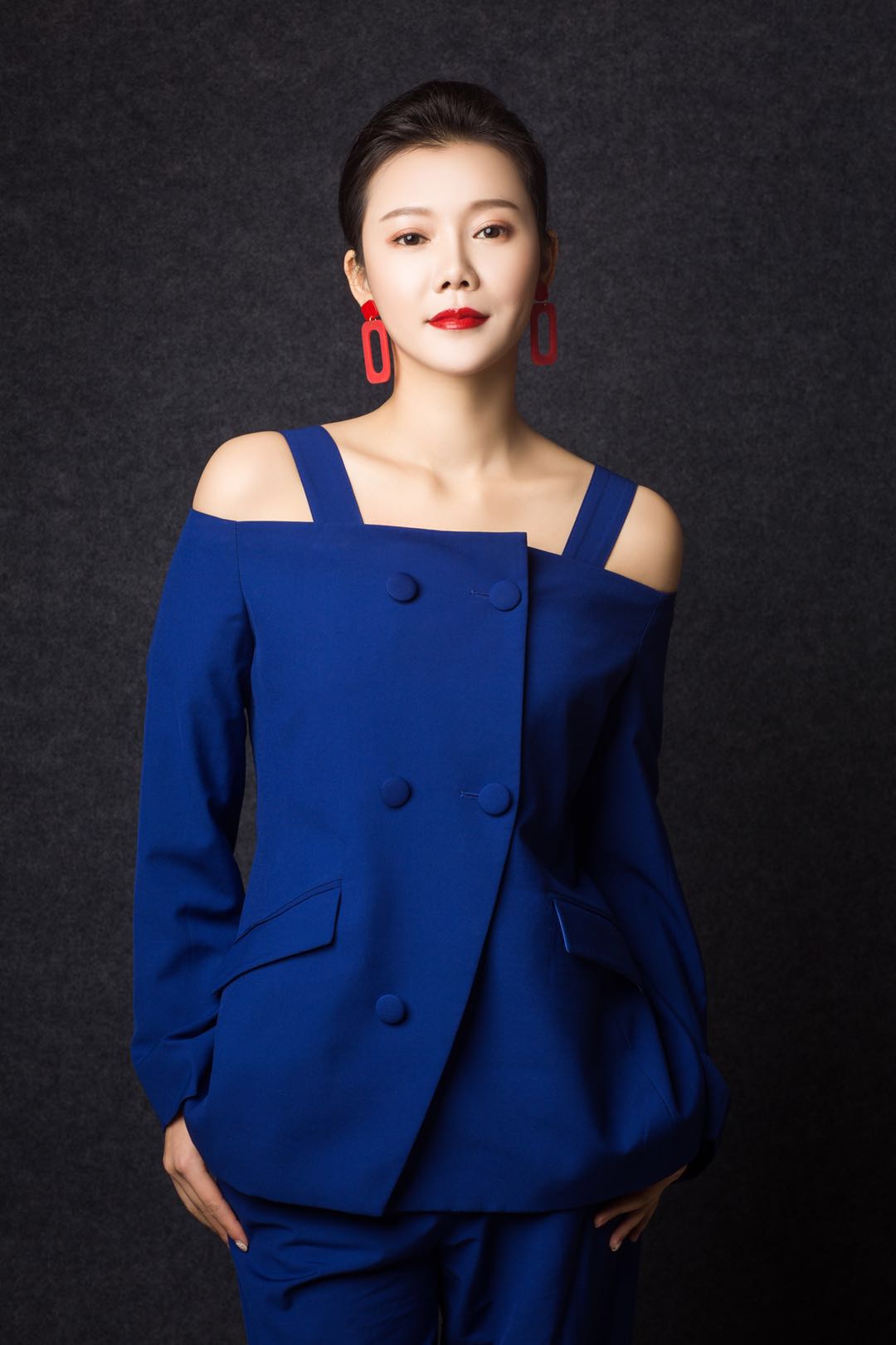 近日,隆莎拍摄了一套新年写真,举手头足之间尽显隆莎性感迷人的气质.