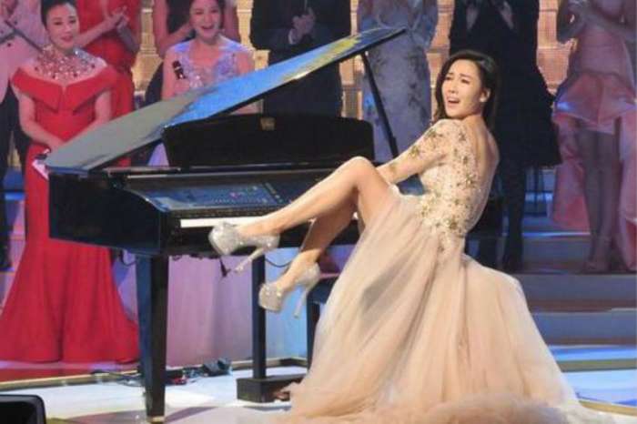 李诗韵花式抬腿弹钢琴,不慎露出底裤,事后回应:"太忘情"