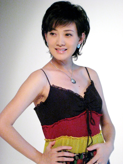 牛莉毕业于解放军艺术学院,中国空军电视艺术中心女演员