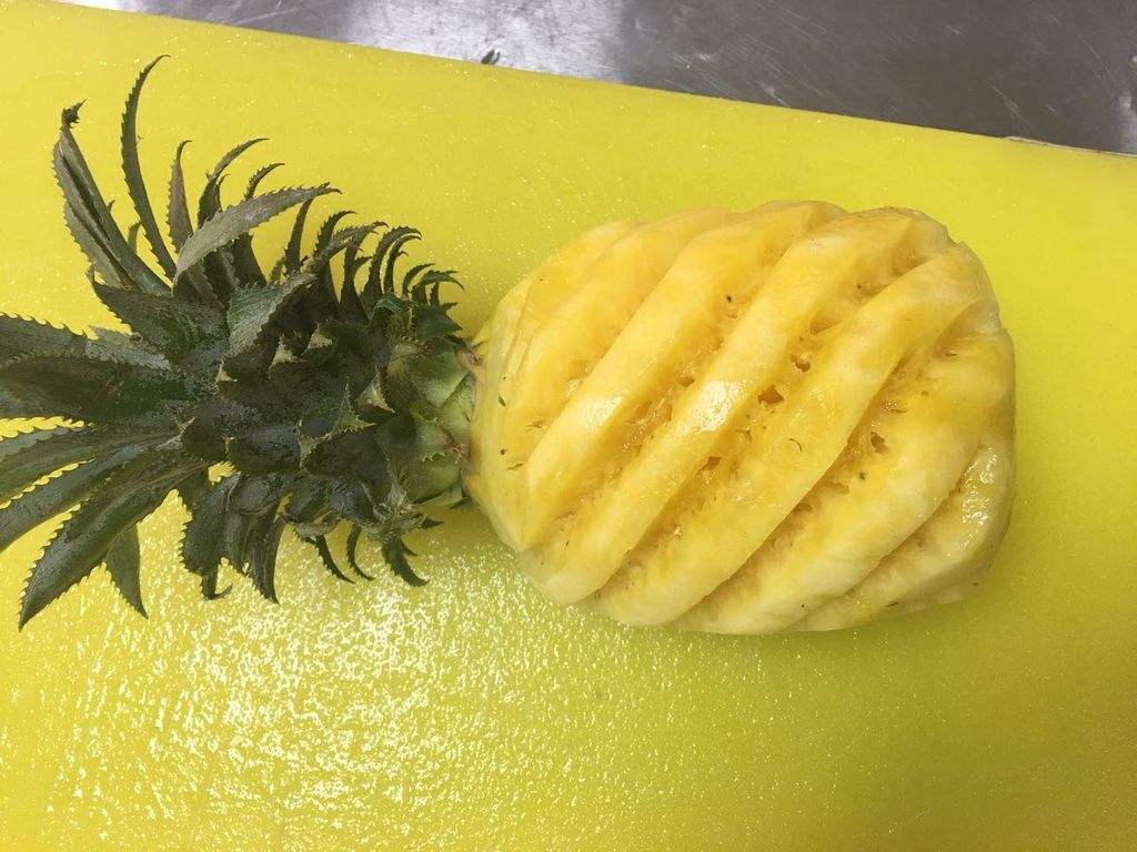 吃菠萝,不要只是削皮了,让外国小哥教你"新"吃法,这操作666