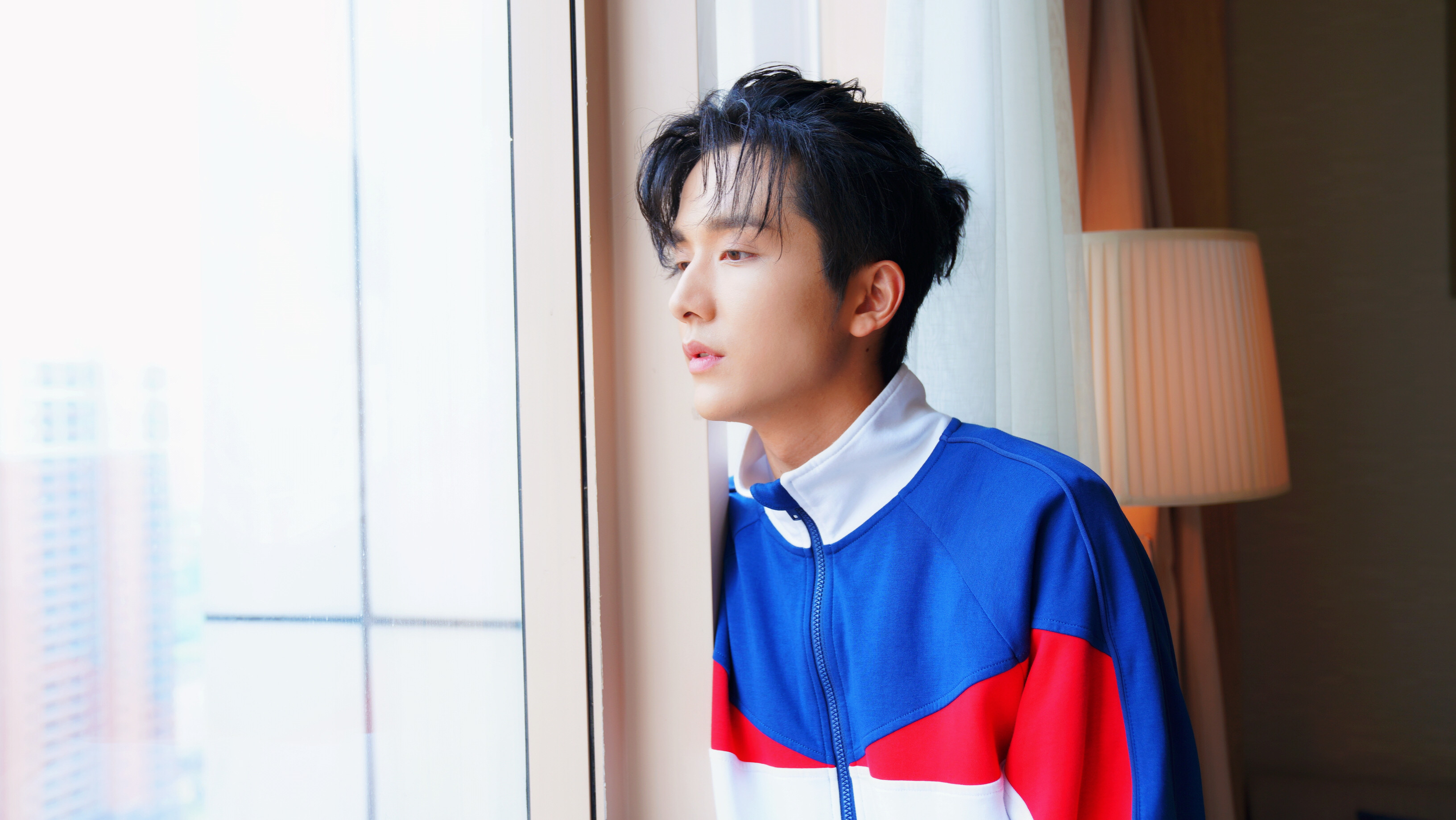 张新成换了个长发造型,更帅了