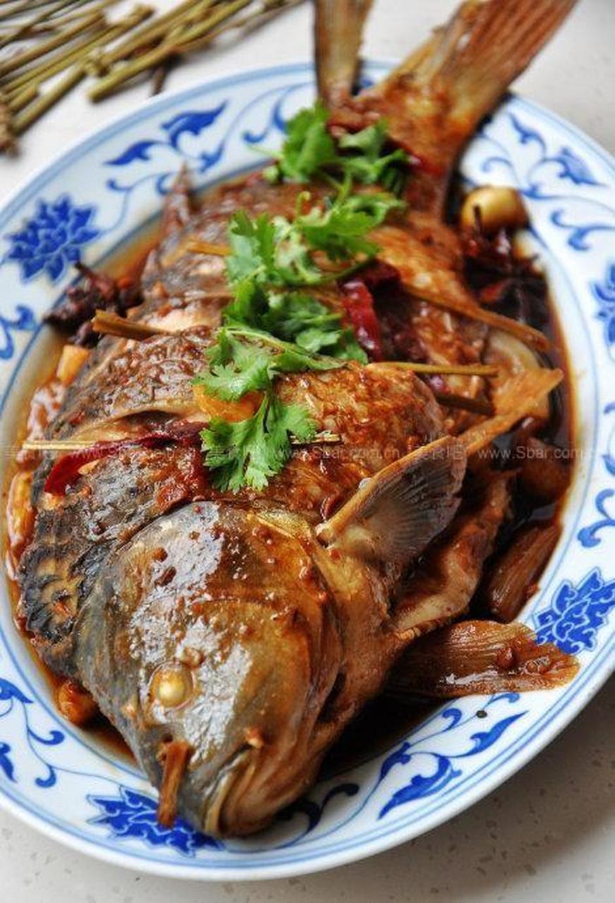 庆岭活鱼的加式烹调独具特色,加工时现从鱼塘中捞起活蹦乱跳的金鳞大