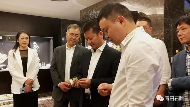 青田县委书记戴邦和变身"主播"为青田石雕代言