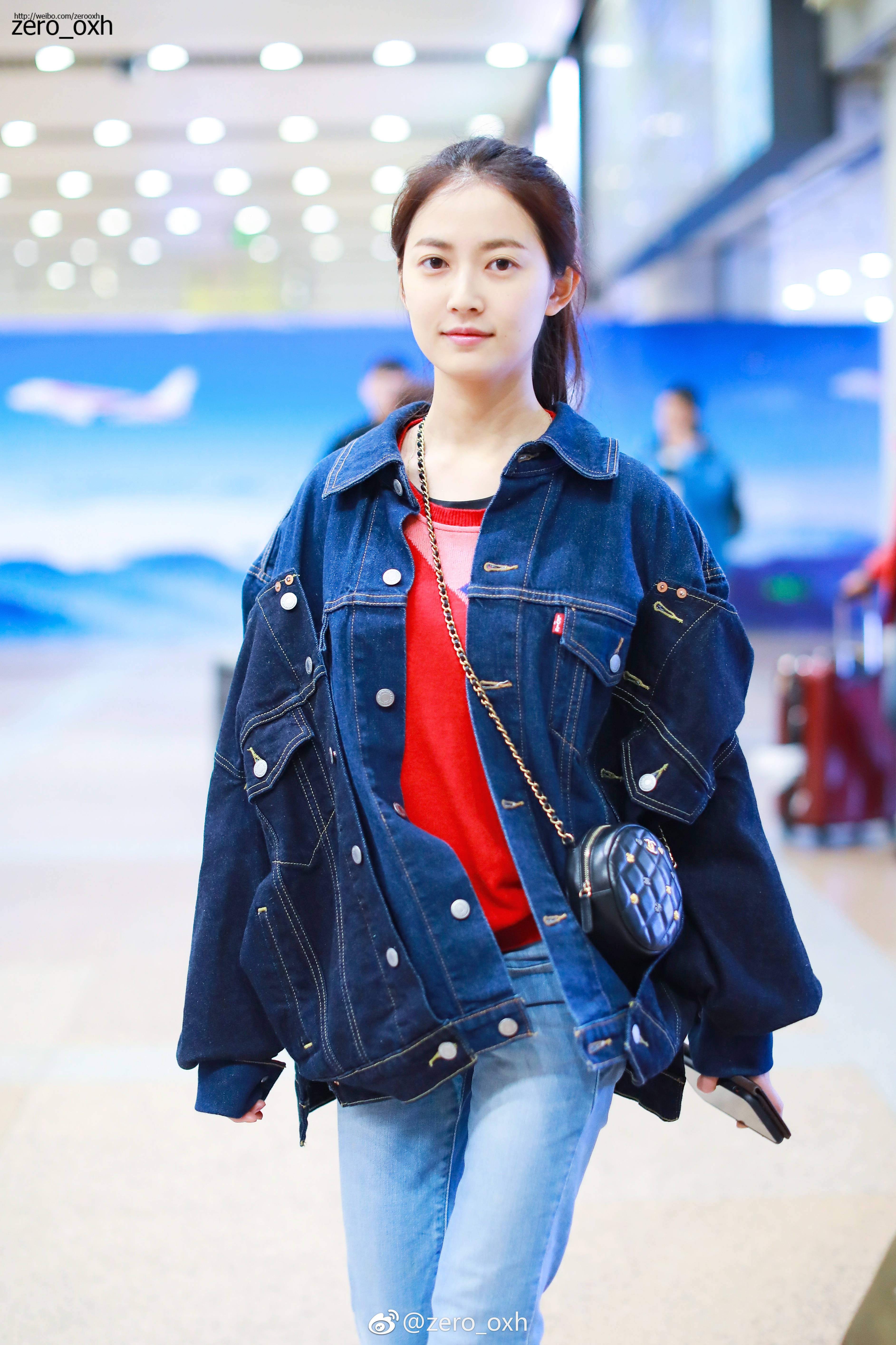 陈钰琪穿蓝色牛仔套装现身机场,皮肤白皙,面带微笑.