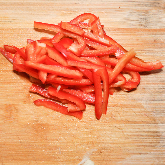 第2步,红椒洗净去籽切丝.