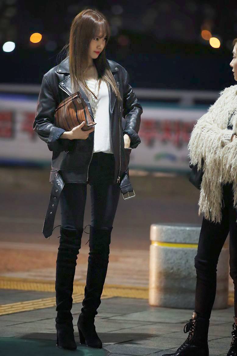 林允儿行走的衣架子,衣品变化多样,各种风格都能驾驭的性感美丽