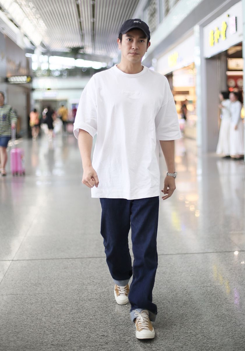 杜江街拍:白t恤牛仔裤帆布鞋 阳光帅气