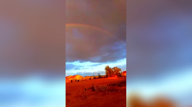 天空掛起了彩虹,雨在哪呢啊