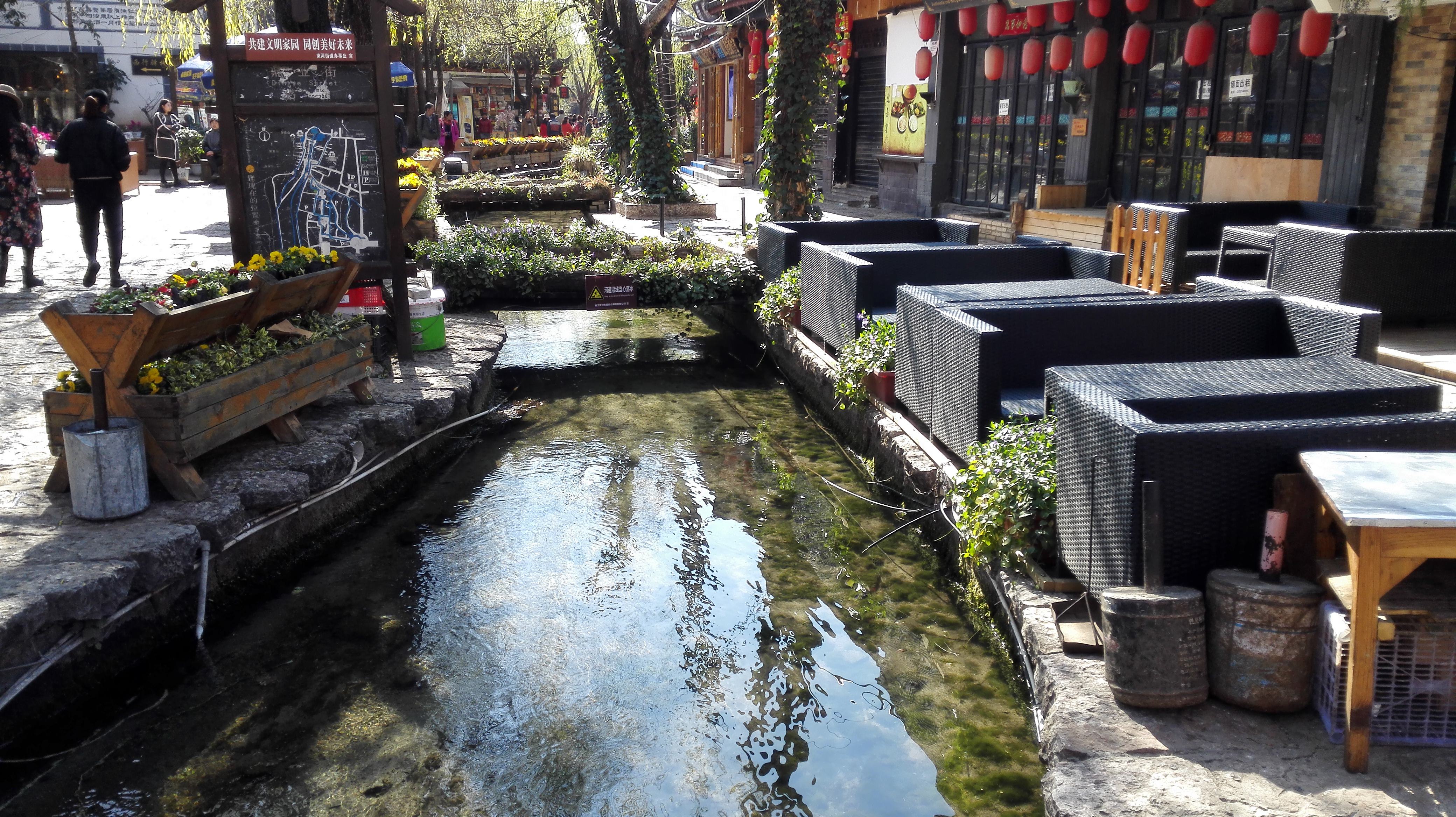 束河南门不远的四方听音广场,每逢周六周日会有纳西族人演艺活动,观看