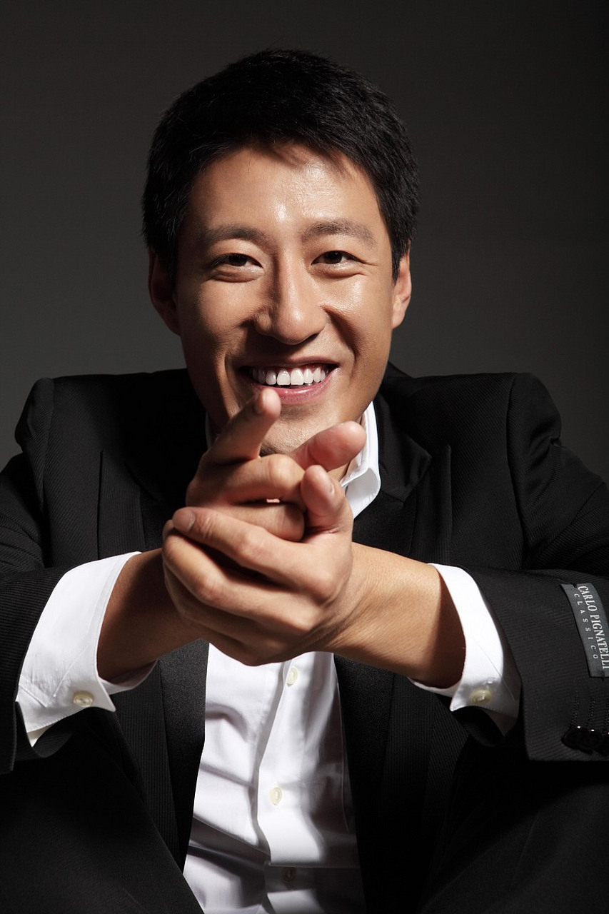 于震:演员中的"抗战专业户"  于震出生于1975年,家庭贫困,父母都是