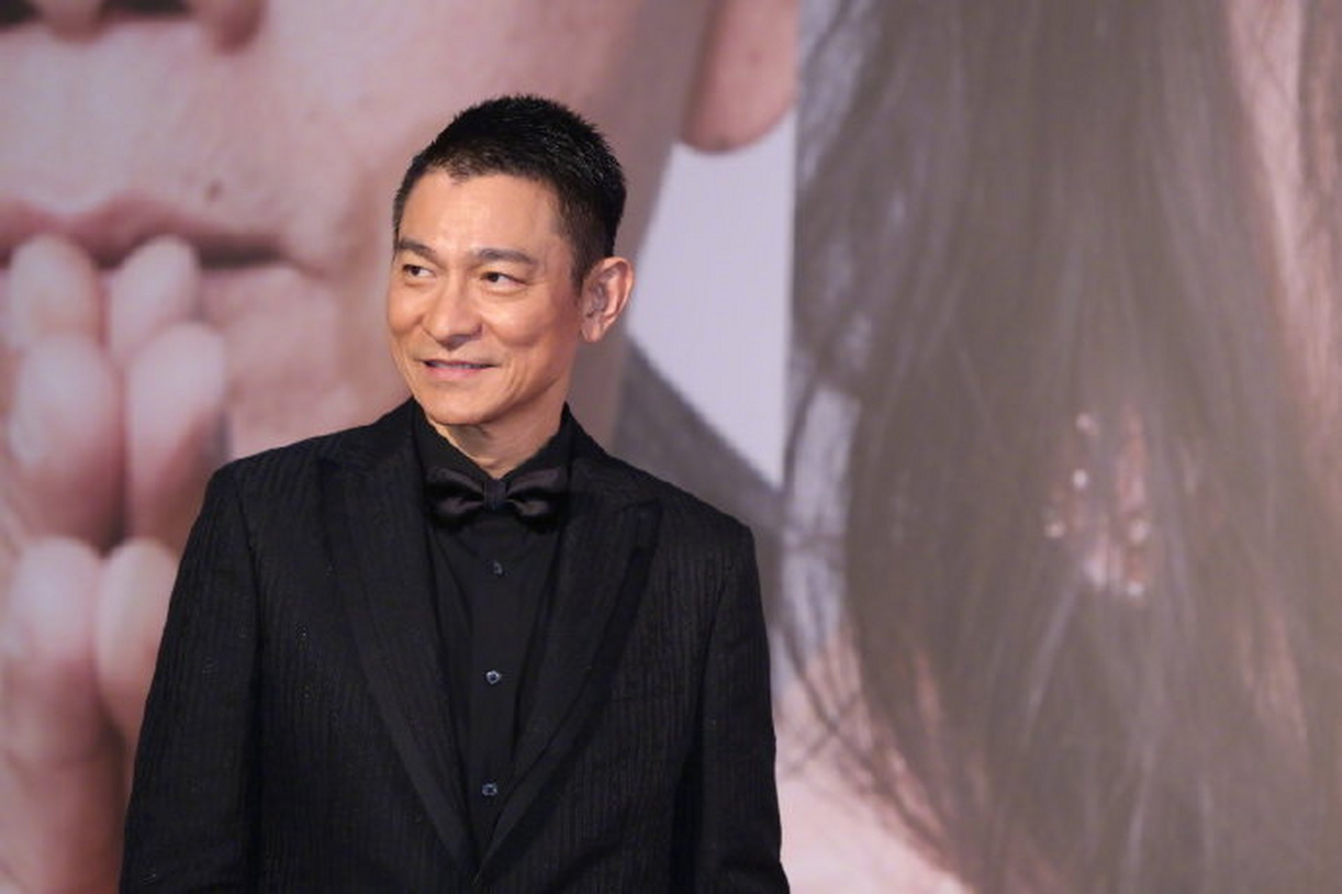 刘德华亮相第38届香港金像奖红毯,一身低调的黑色西装造型,可以说是