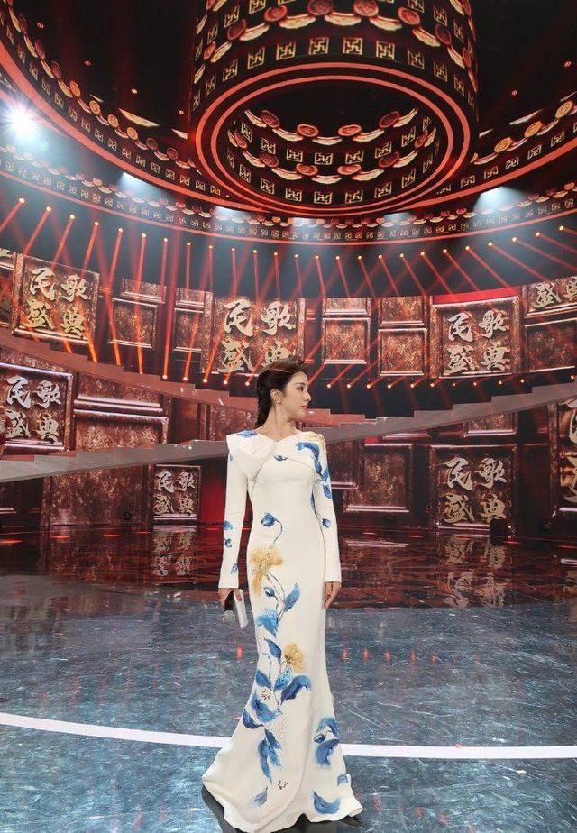 李思思穿红色礼服出镜,高颜值配上精致的妆容秒杀一众女星!