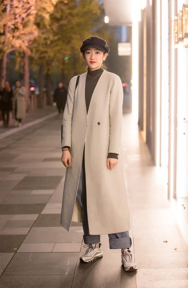 长款外套搭配牛仔阔腿裤简单大气,头上黑色的帽子更是为整体的穿搭