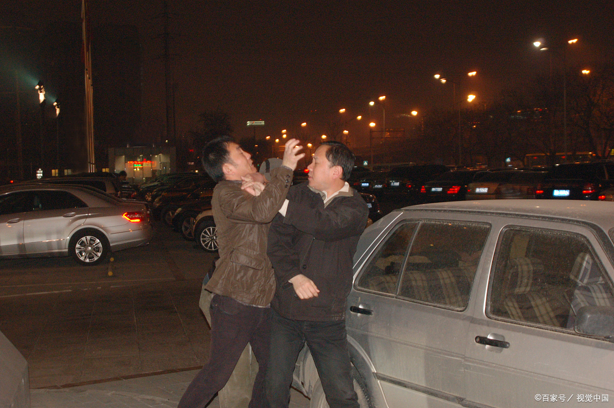 两兄弟竟为一女子大打出手,差点闹出人命,究竟是为了什么?